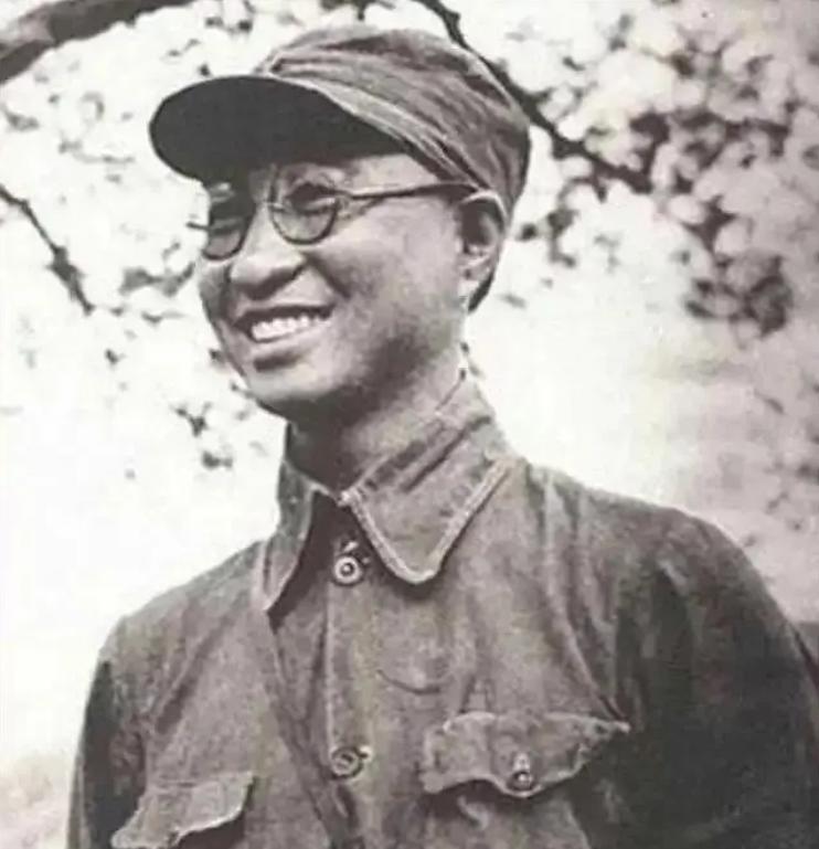 1955年授衔，陈赓看着自己的大将军衔陷入沉思，他前面两人，一个用5000大洋救