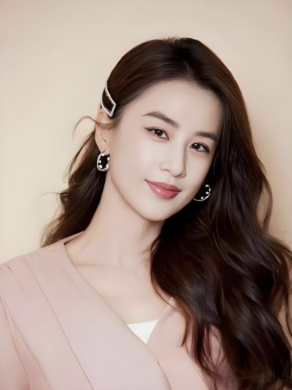 黄圣依离婚后的状态太绝了！

黄圣依离婚后仿佛“开了挂”，变得更加有气质，更加美
