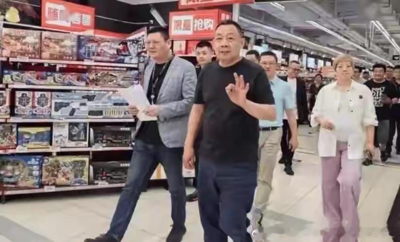 官媒公开点名于东来，释放了3个强烈信号，刘强东和商超界沉默了 