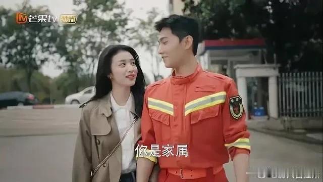 一位母亲只看重自己儿子的安危，全然漠视医护和消防员的生命，在医院大吵大闹。明明清