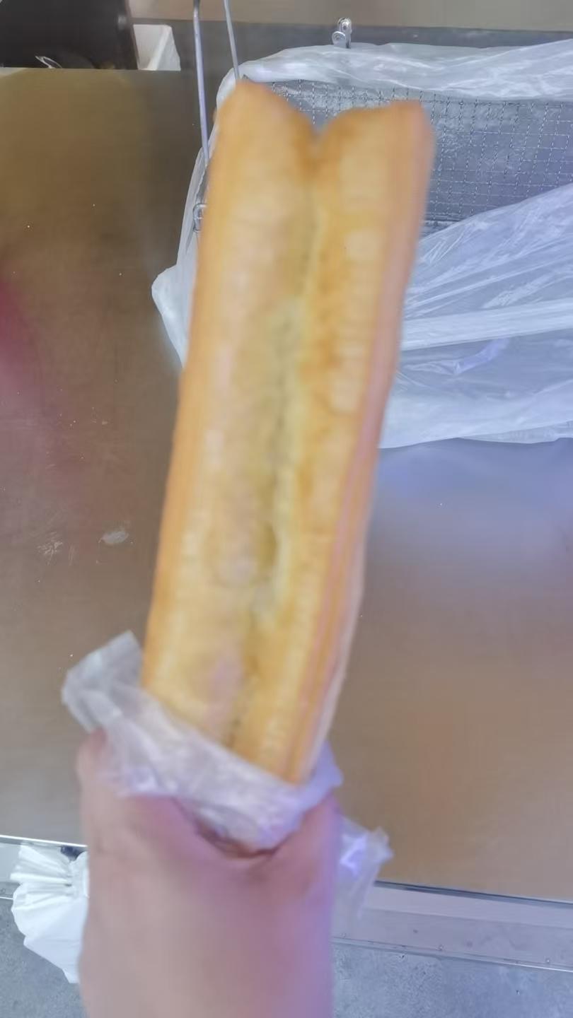 今晚吃什么？吃一碗河粉，吃一根油条，还吃了两个荷包蛋，今晚油炸的东西不能再多吃了