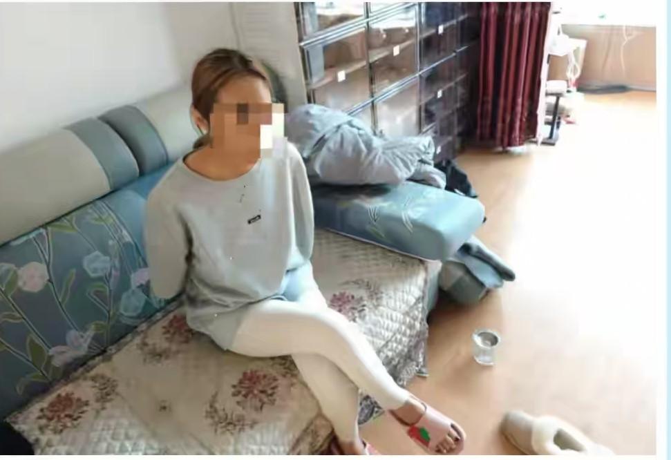 原来这就是冒充“中国书法家协会主席”的骗子刑某，看衣着和脚趾甲油是女的，住所装修