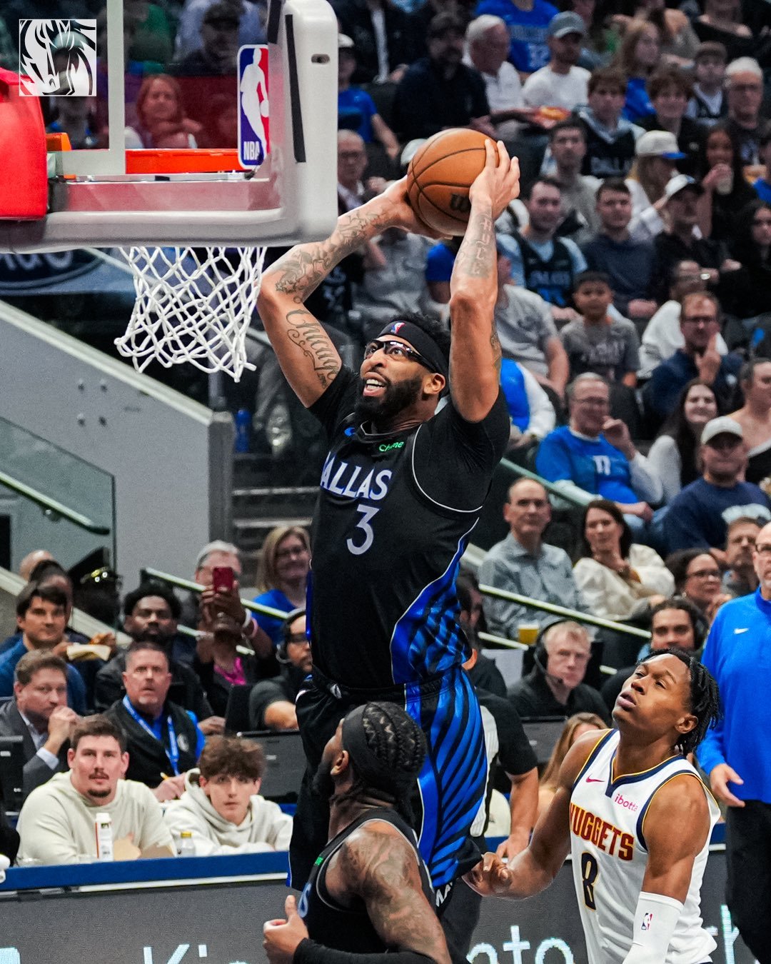 AD 遭遇腹股沟轻微拉伤，预计将缺席数场比赛。作为重要的交易目标，目前 AD 将