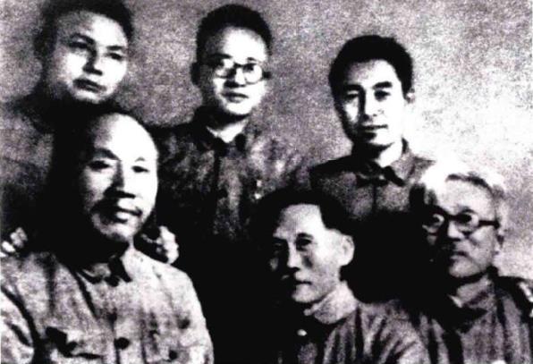 1939年1月，中共中央为适应抗战相持阶段到来后的新形势，决定在战时首都重庆设立
