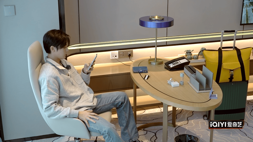 #侯明昊 福尔摩斯昊#侯明昊也太可爱了吧！！好奇宝宝上线[打call]一进到房间