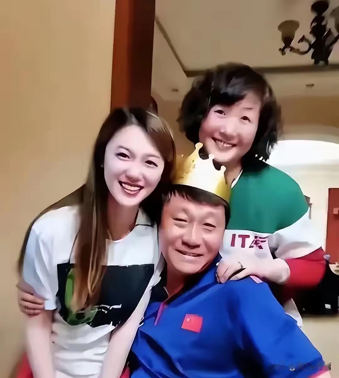 前国脚高峰三个孩子都长大成人了！
 
国足名将高峰一共有三个孩子，分别是长子王圣