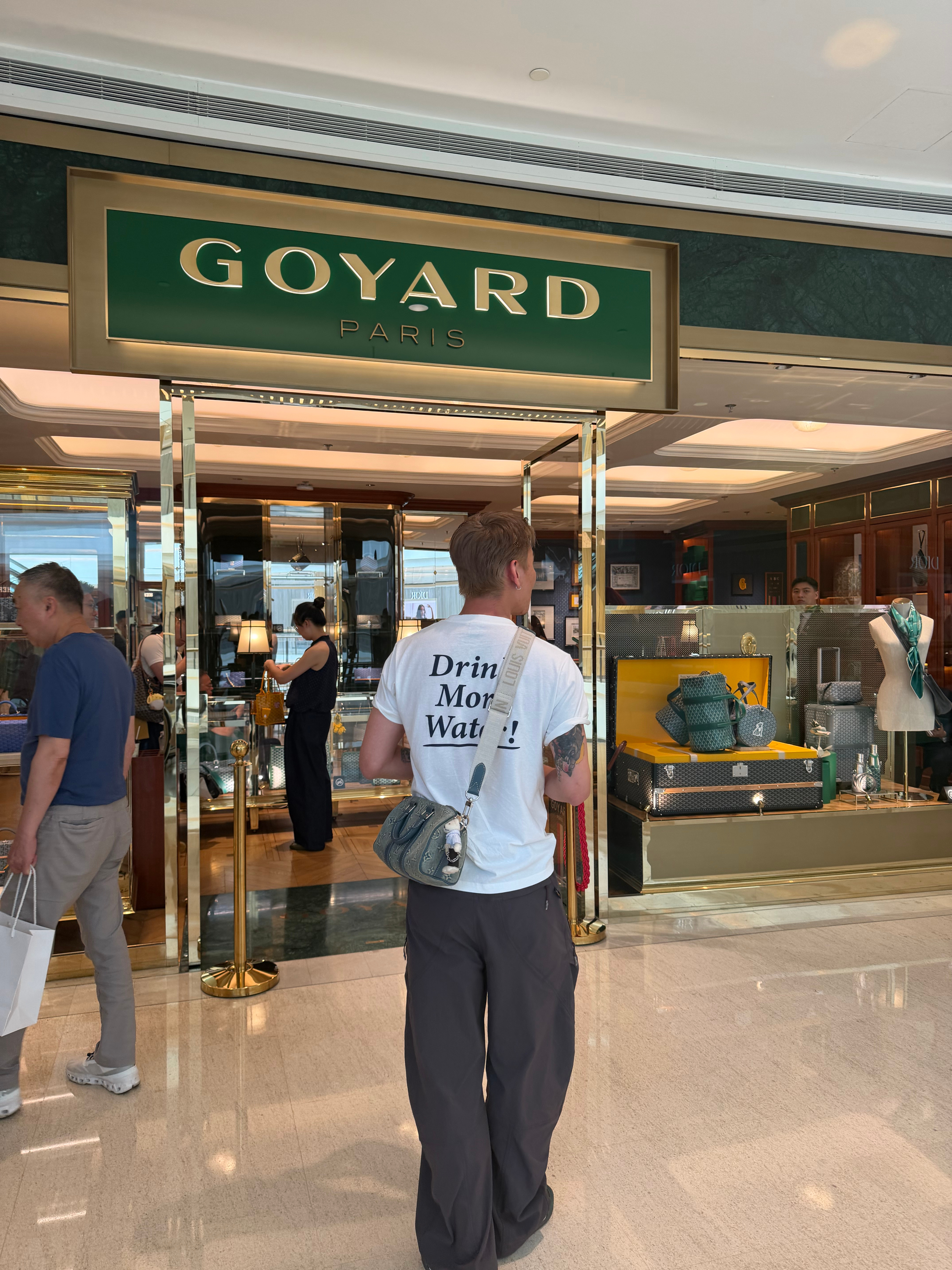 他刚犹犹豫豫想进去被我瞪了一眼识趣的回来了