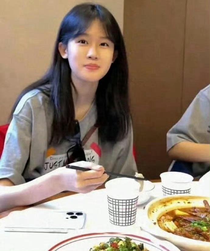 陆毅和鲍蕾也太会养了吧，贝儿真是越大越美。 
