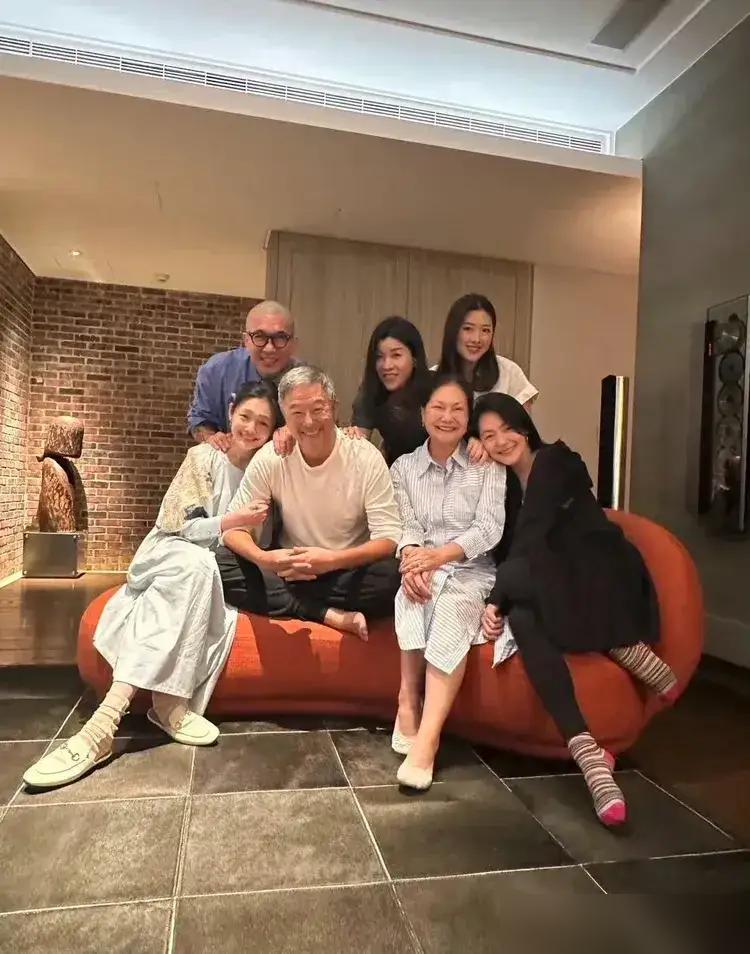 别再盯着马筱梅手上那枚70万的鸽子蛋了。
我告诉你，那不是爱情信物，那是她入职