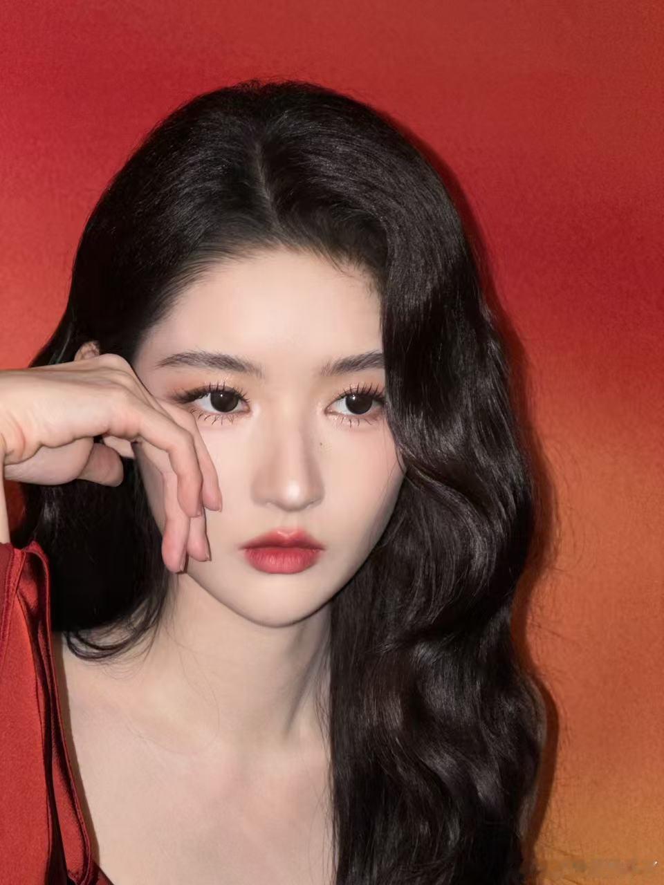 王玉雯温柔成这样 王玉雯真的温柔到不行！她的红裙美照美得不可思议，丝缎面料与轻盈