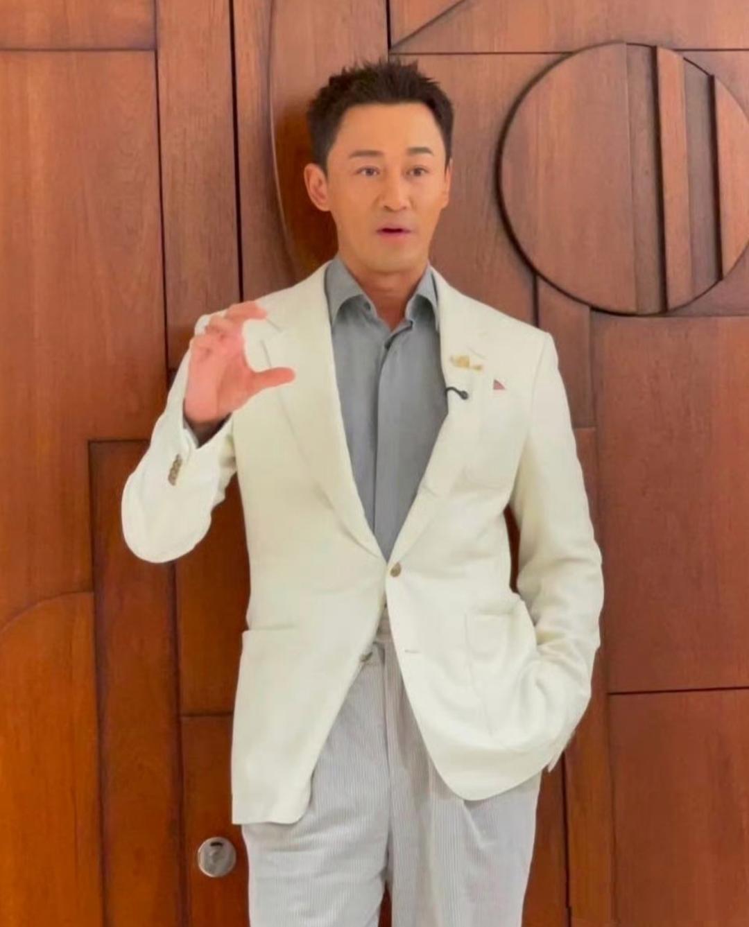 林峯一件米白色小西装现身香港海港城出席活动，被粉丝们围着要签名，十分受欢迎！
 