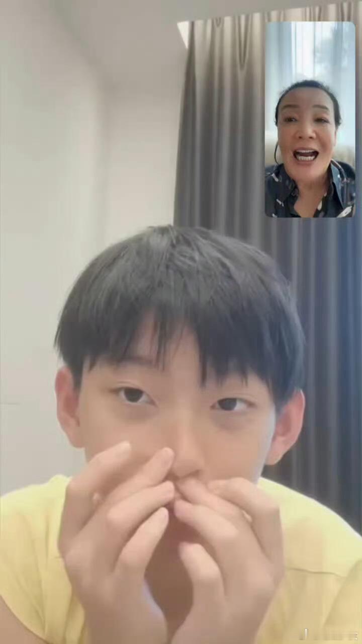 大S儿子小霖霖近照刷到张兰今天晒的小霖霖近照，才猛然发觉大S那个捧在手心的小男孩