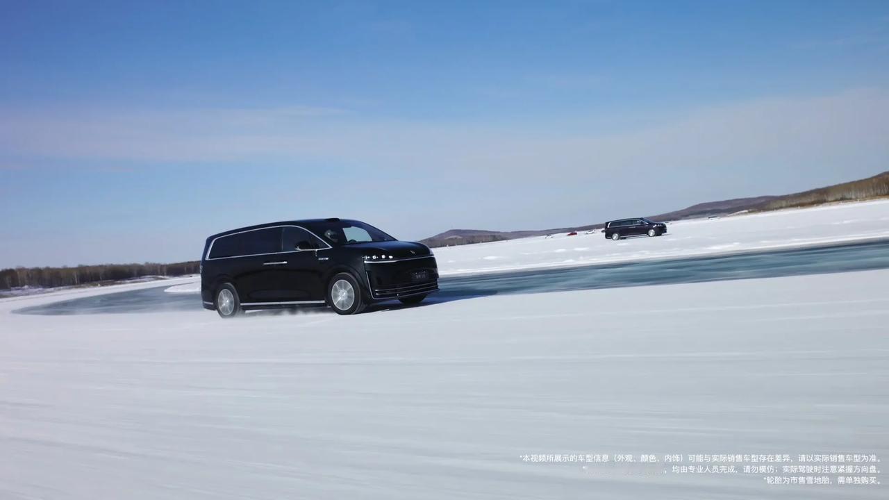 智界V9在冰雪测试中展现了强大的稳定性与操控性，给人留下深刻印象。在低附着力的冰