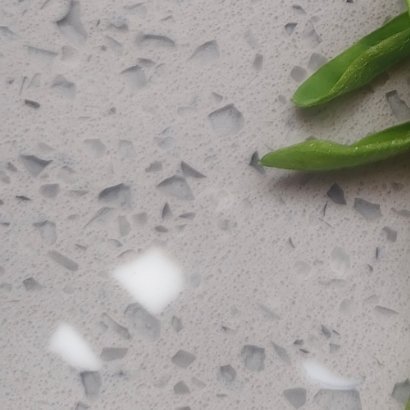 0000晚安💤山坡上的野蔷薇，春天冒芽，夏天抽枝，秋天结籽，冬天落叶。它从不说