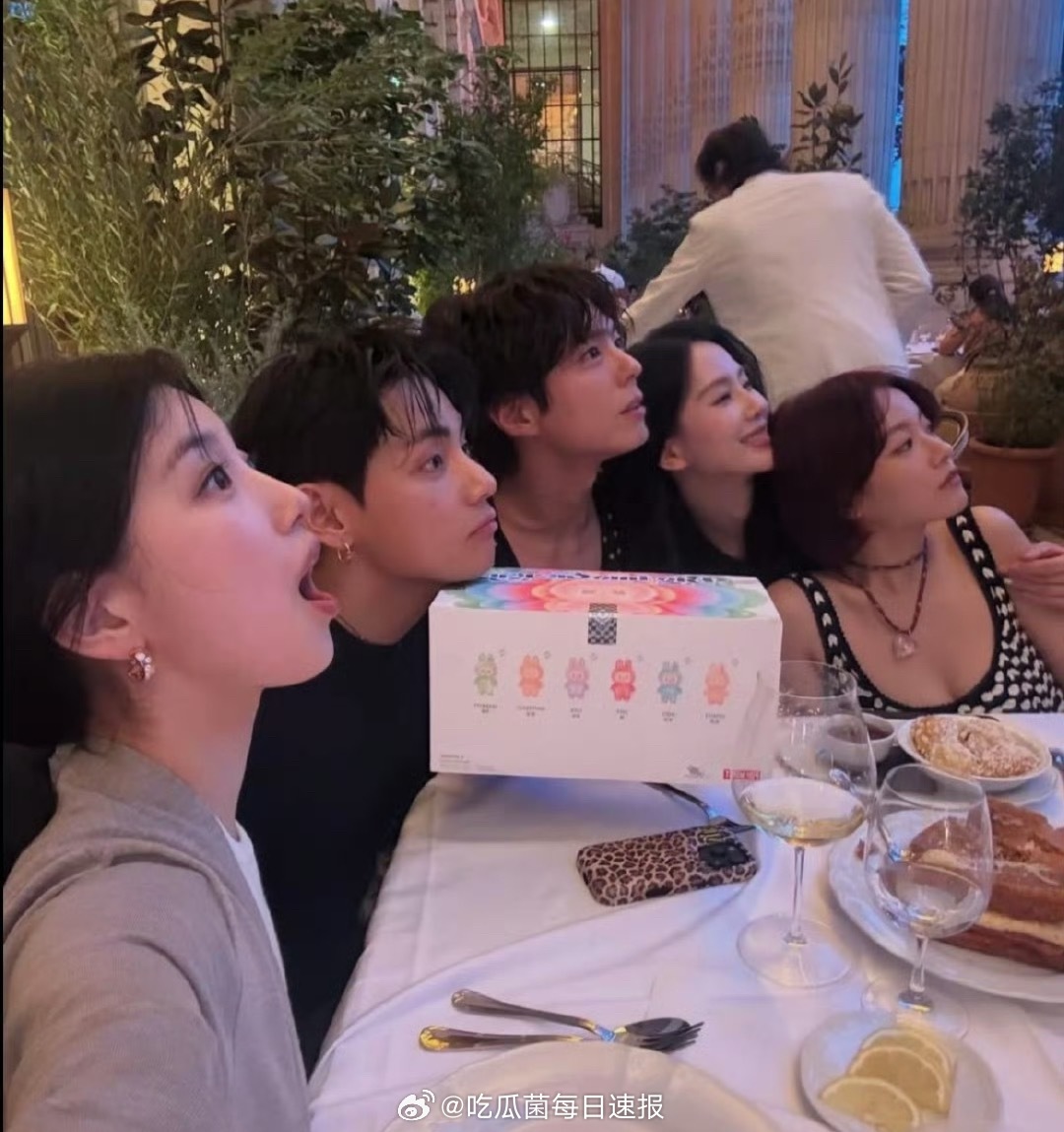 CELINE大秀现场艺人同框合影：裴秀智、金泰亨、朴宝剑、刘诗诗、李庚希 ​​​