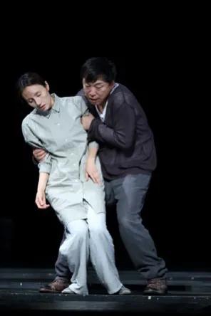 一次拍摄，黄渤拉着袁泉问：“你是怎么被忽悠来的？”袁泉傻乎乎地回答：“导演说保证