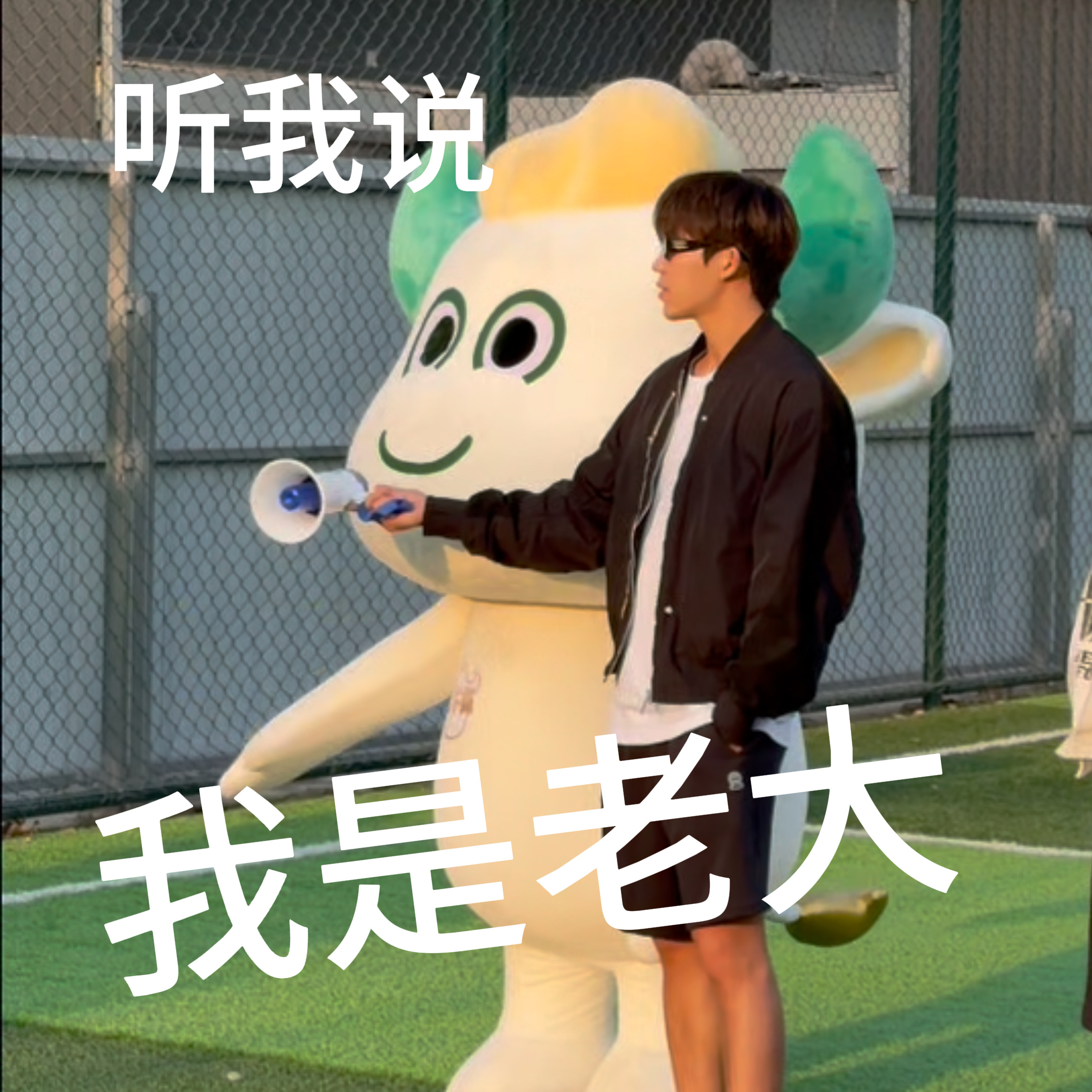 球员们在场上开启趣味障碍闯关，遇到过不去的关卡直接一脚踢开，不拼技术只图开心，全
