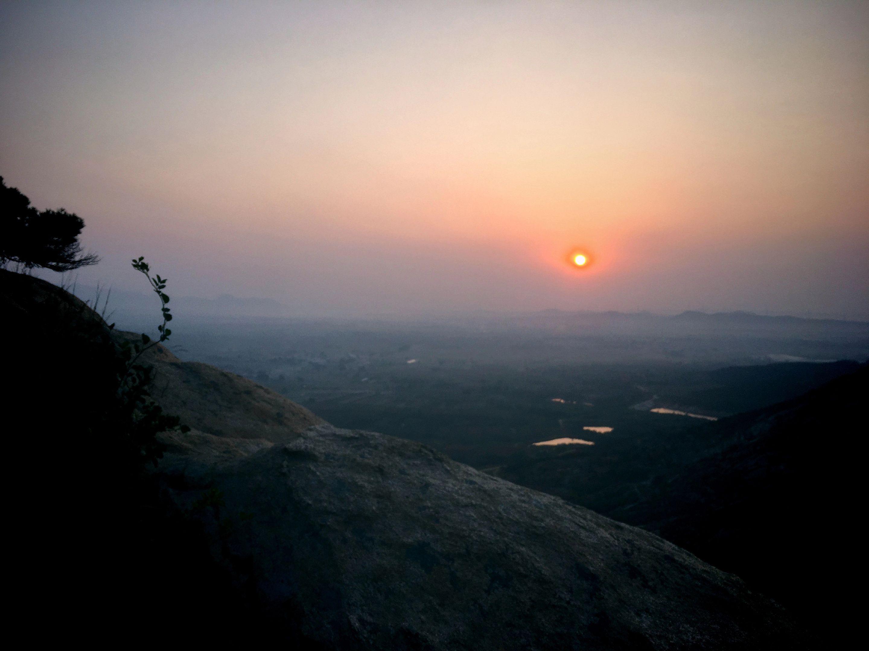 这人间四十几载的风霜，已经把我们寝染成了一个妥妥的中年人。虽然自己没太...