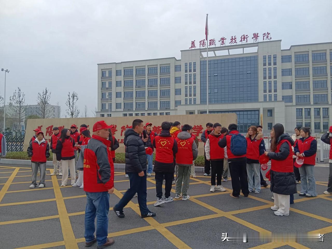 传承雷锋精神，共筑文明交通
 
        4月1日早上，益阳市东部新区志愿
