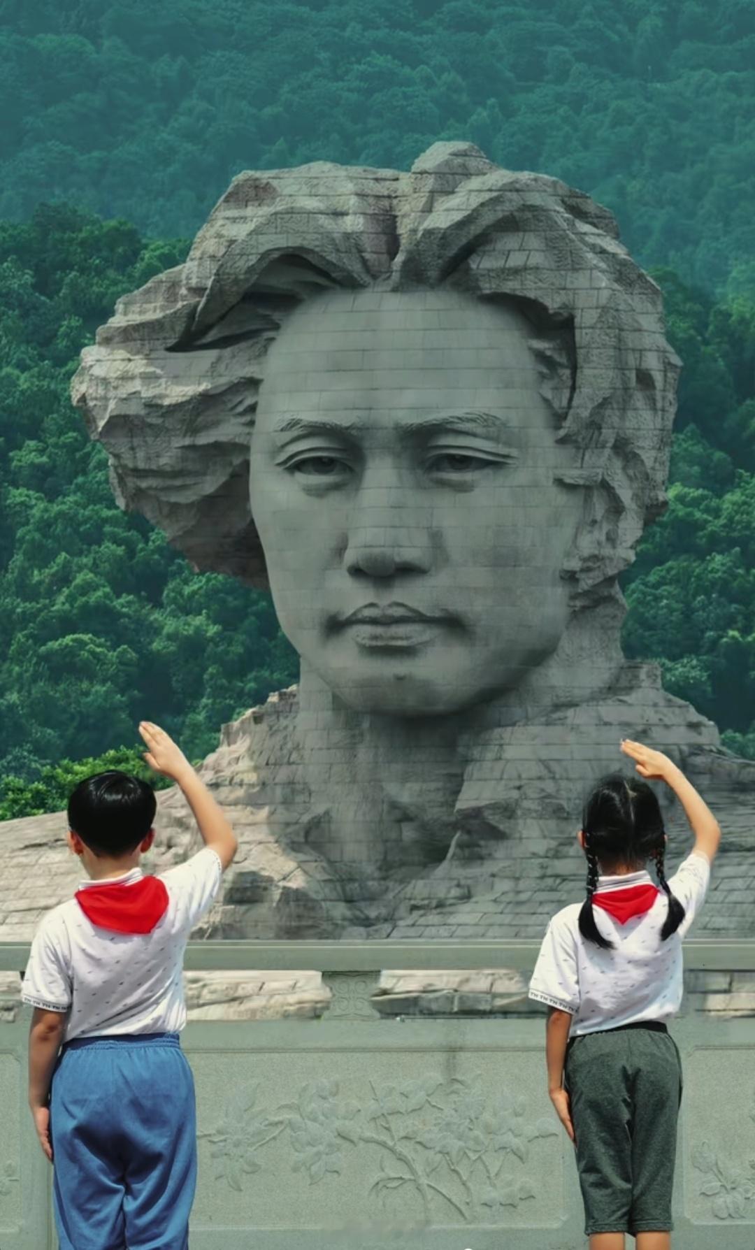 当年，橘子洲头教员雕像的——策划者、立项者、建筑工人等所有参与者，何曾想到，他们