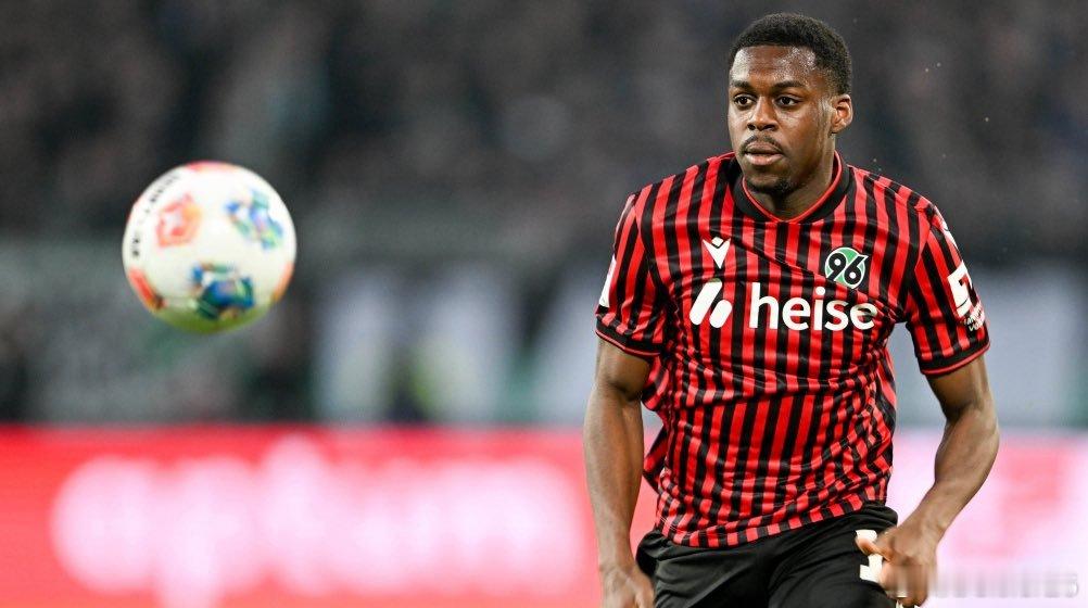 🚨過去幾天，目前被租借至漢諾威的諾埃爾·阿塞科·恩基利與文森特·孔帕尼之間進行