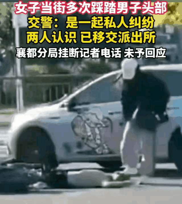这个女孩有点过分了，老话说的好，得饶人处且饶人，对方已经躺在了地上，已经放弃了抵