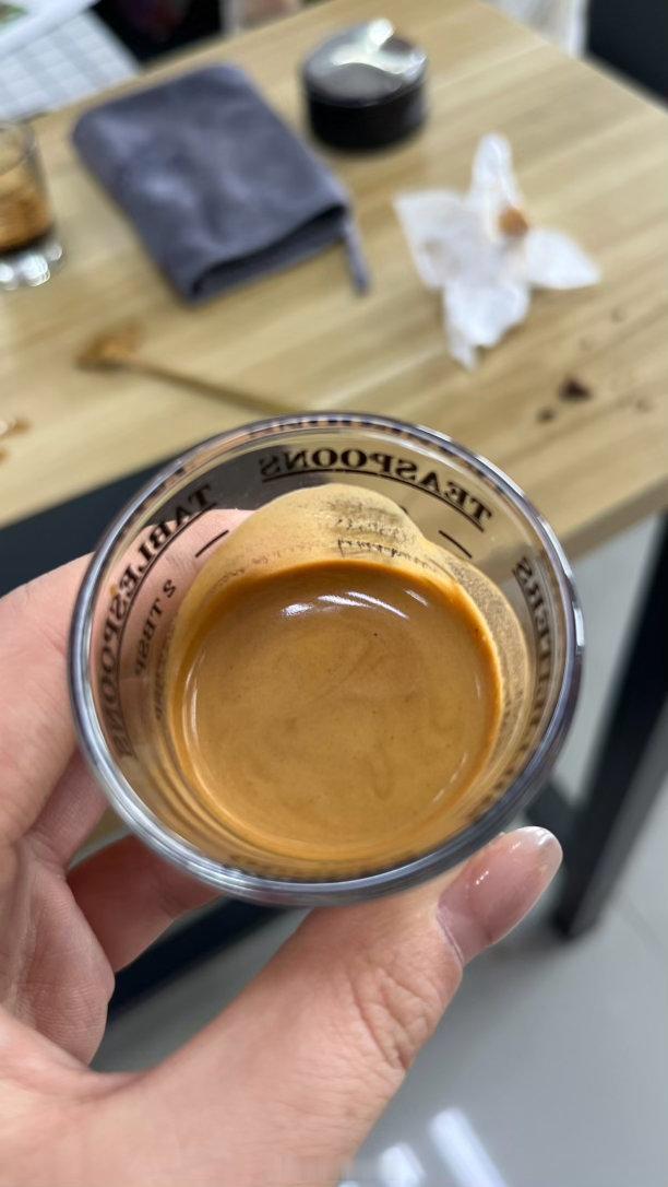 咖啡萃取液看起来不错，Espresso 浓缩纯萃取原液，醇厚苦甜、香气极强，一口
