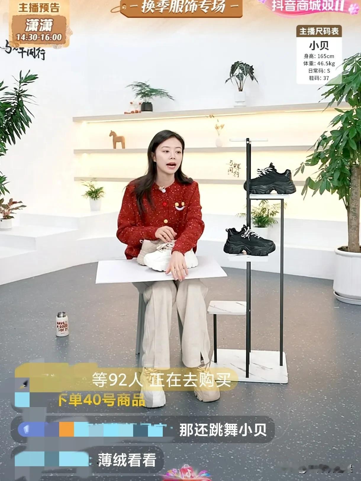 小贝刚才透露
她前些天走路摔了
虽没有流血没有破皮但脚崴了
如果她不说根本看不出