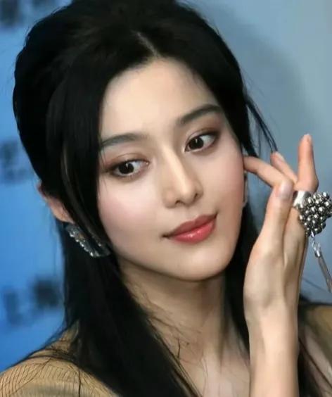 她真的好美，美得不可方物！我觉得在娱乐圈中没有人比得过她，真的，不是我吹，虽然在