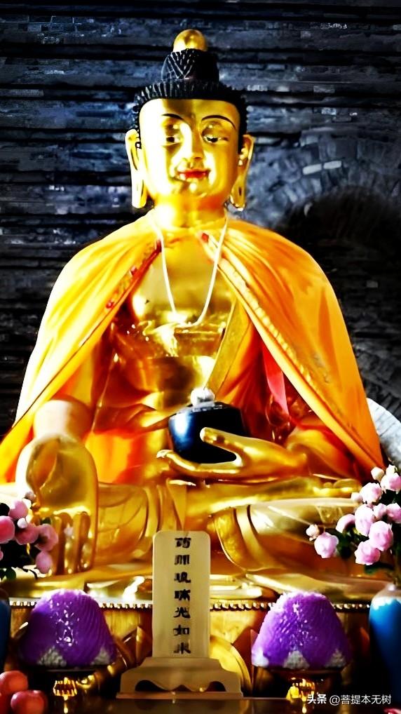 五台山显通寺无量殿｜药师琉璃光如来
 
这尊圣像是药师琉璃光如来（药师佛），坐落