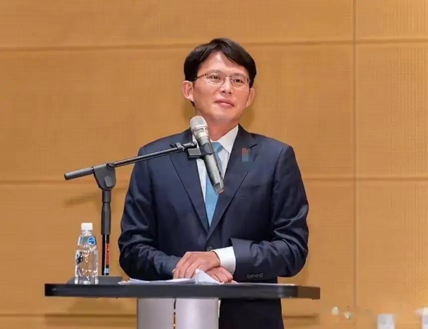 蓝白八度挡下1.25万亿新台币防务特别预算条例，但随着民众党主席黄国昌闪电赴美后