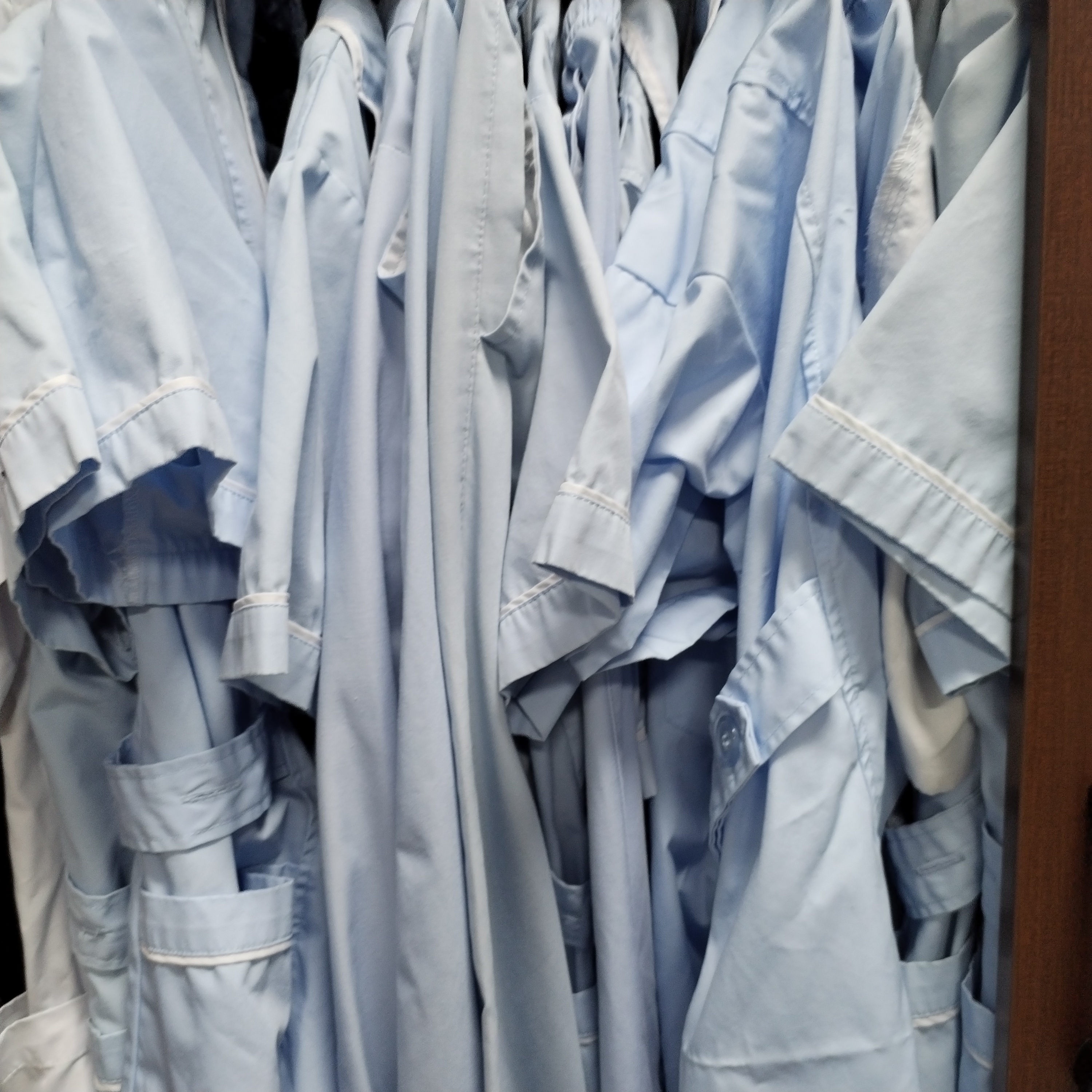 这个晶的工作服哪去了，缝着我大名的工作服就这么水灵灵的丢失了早上下班找的时候以为