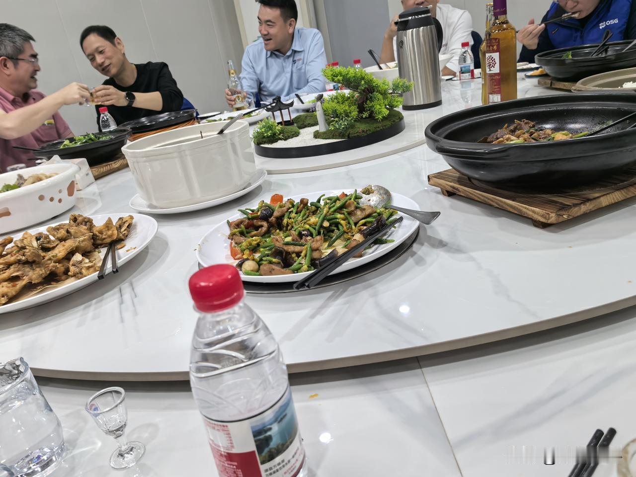 一到东莞，
天天喝得颠三倒四，连头条也没空写了。今天张三请，明天李四请，后天八杆