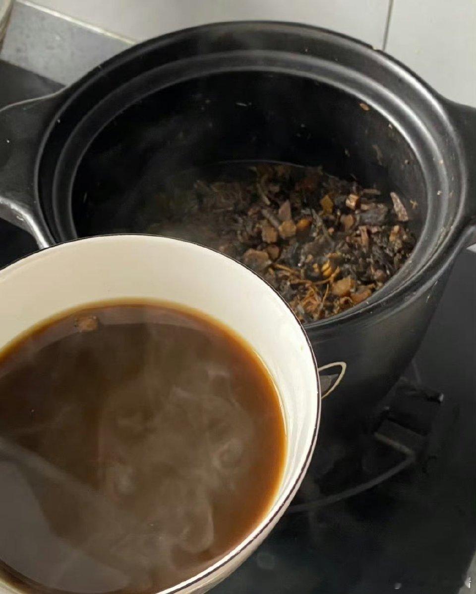 只有广东人懂这一碗的含金量！一声热气，不留余地的干了，广东凉茶有多苦，你知道吗？