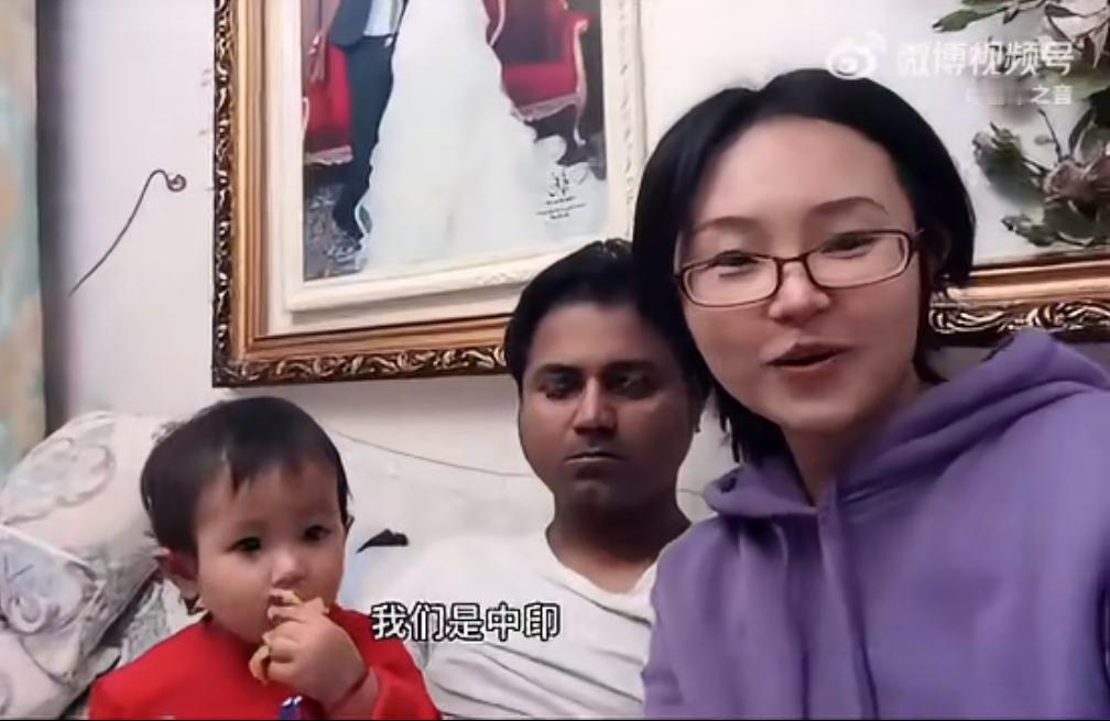 这个妹子找了个印度农村的老公，认识9年，结婚6年，孩子一岁多。不用车子，房子，彩