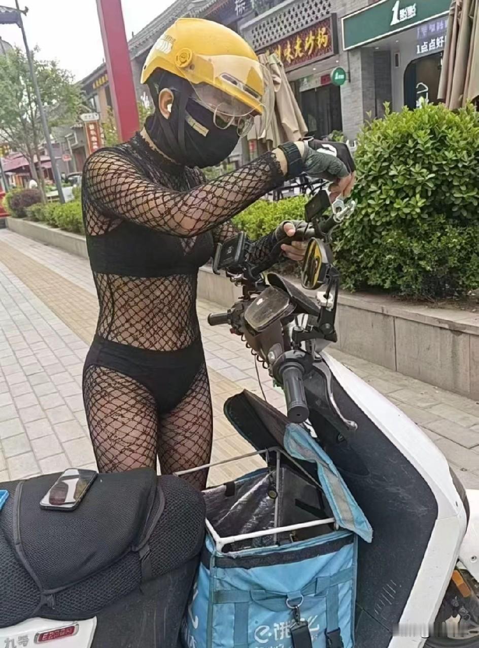 现在外卖员的装备都这么拉风了吗？
门槛好高呀！
我觉得我已经不适合送外卖了