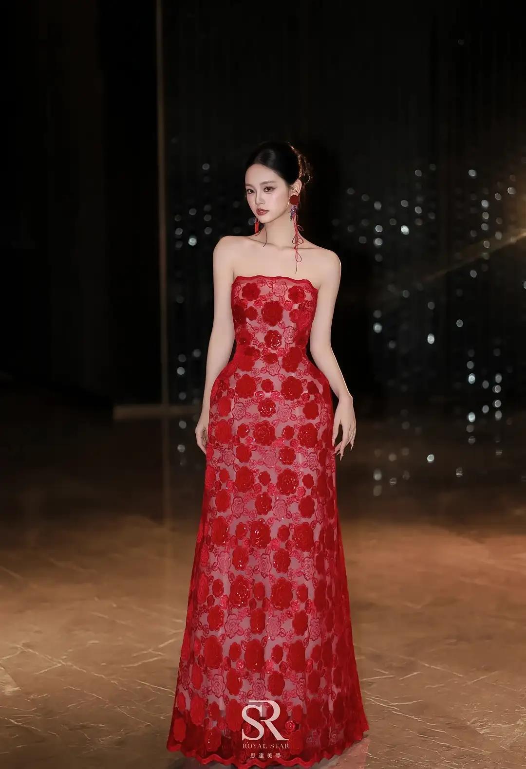 开年就要红，红色吊带连衣裙女人的性感