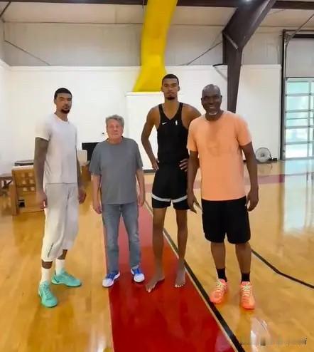 费城76人看这个合影就知道文班亚马有多离谱了。雄鹿队的韦尔身高2米13还穿了鞋子