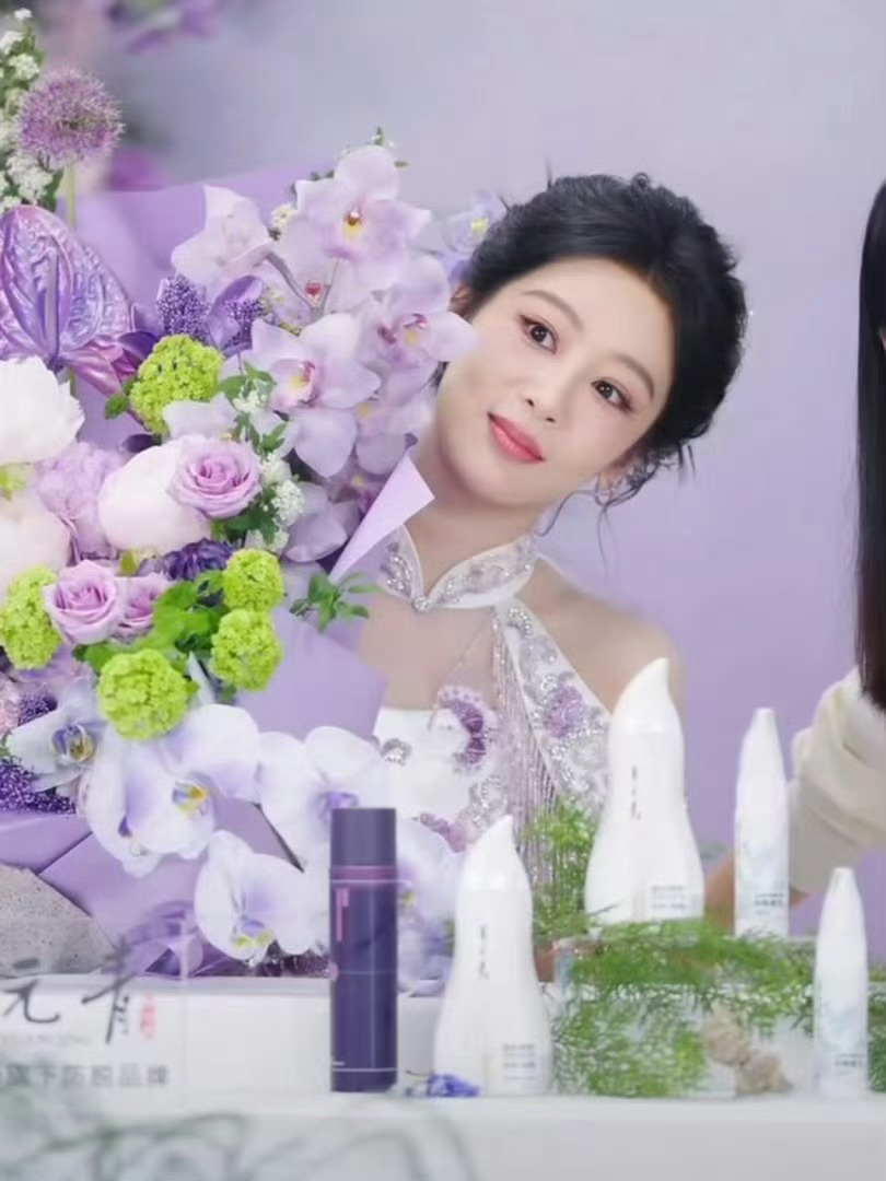 杨紫今晚直播截图，主持人：“万花丛中一点紫！” 