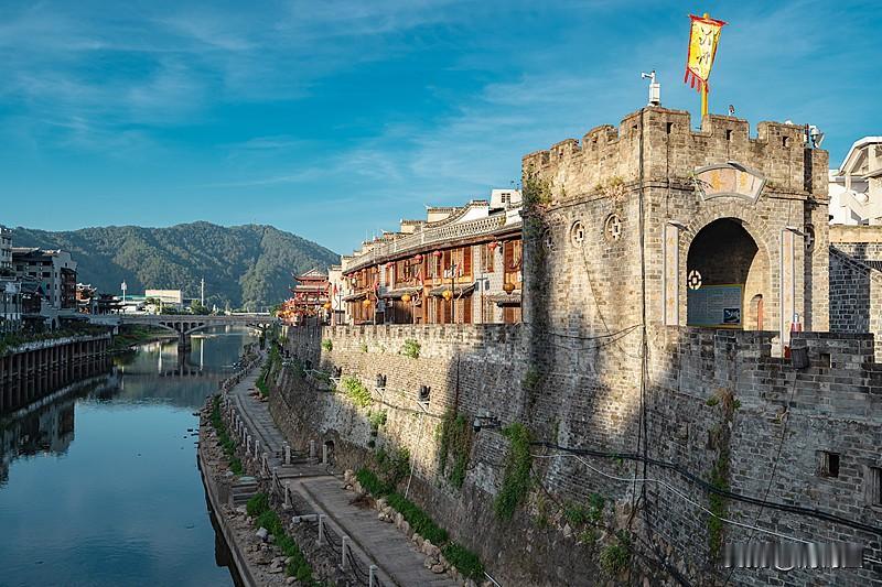 福建老城墙秒变防洪堤隔40公分洪水“四十公分浪拍墙，六百年石骨未凉；老祖宗留的不