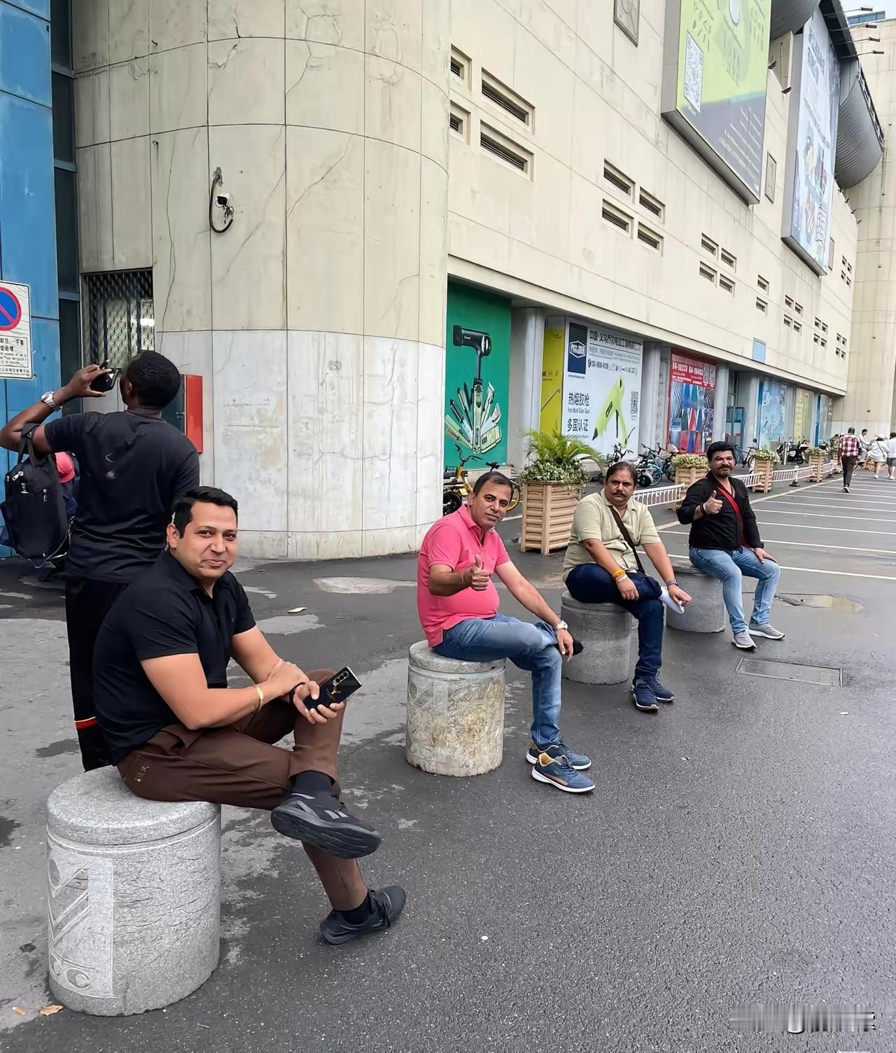 印度人又找到了bug，自己注册公司，再雇佣自己和同乡，工作签证到手，完美的闭环。