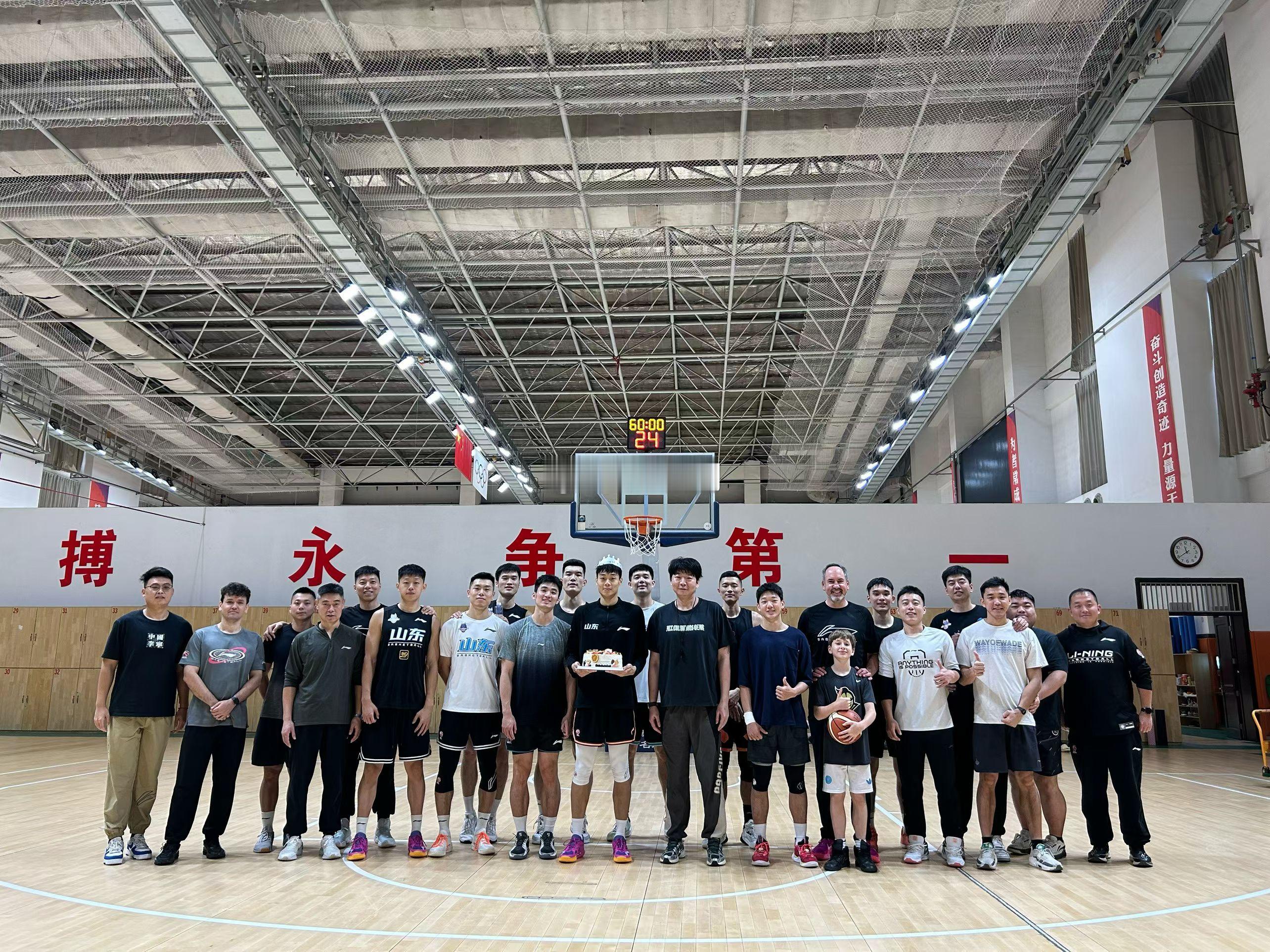 山东男篮球员张旭的生日，和谐快乐的团队，从照片来看，陈林坚还在队里，月底离队备战