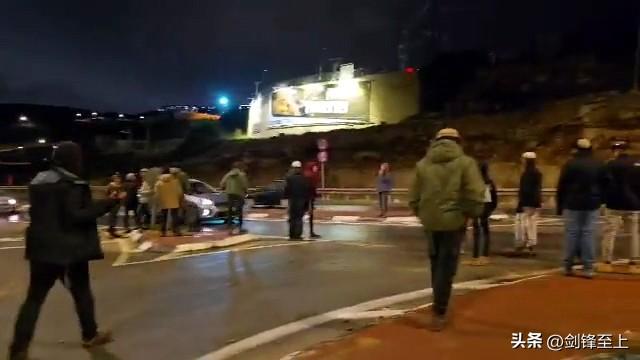 以色列这波操作属实反人类！
在被伊朗导弹炸完以后
打不到波斯人的以色列人就组团跑