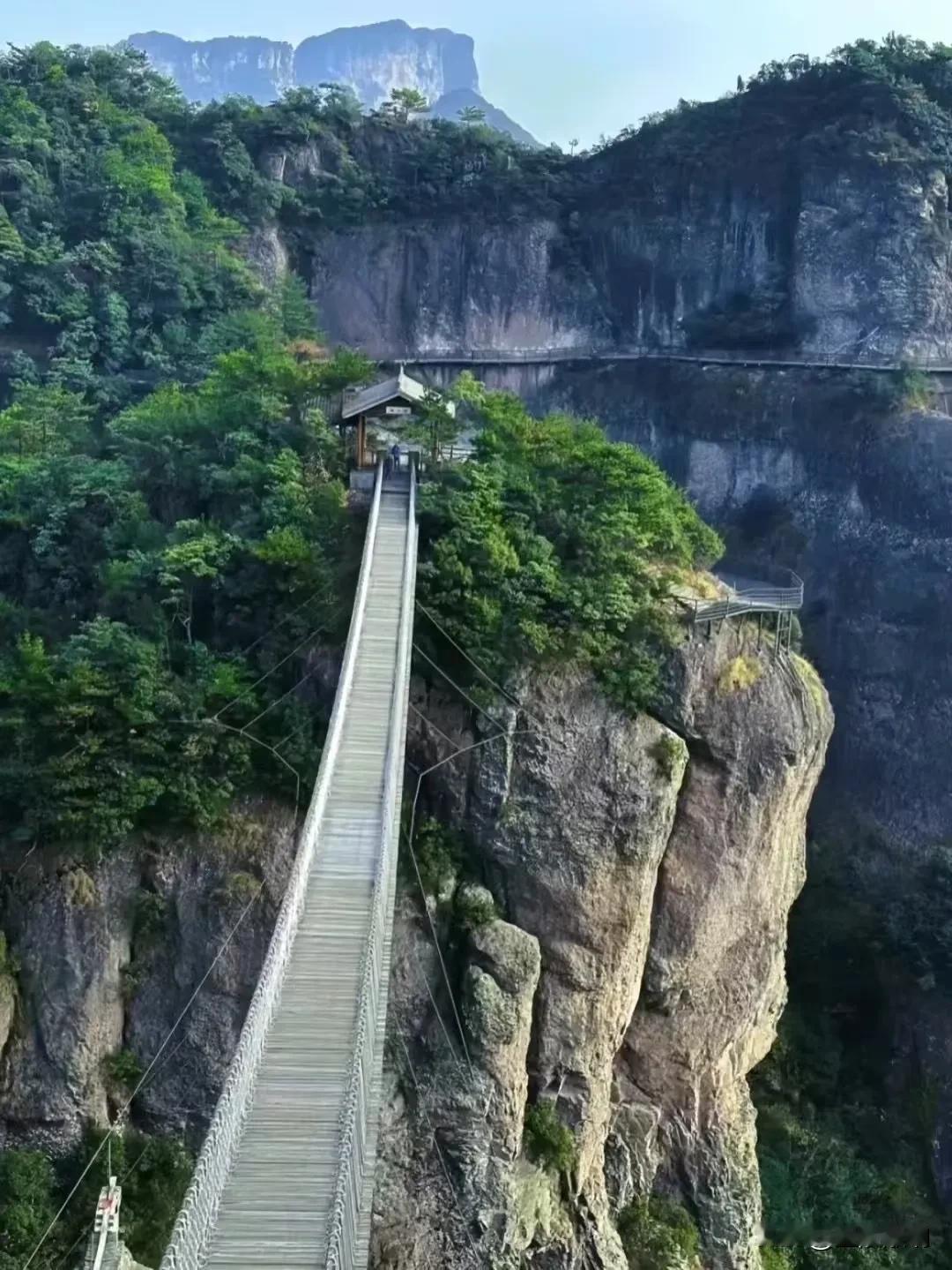 在路上
原创 赵宝 
公众号：一周闲言秀 
    上班的路上，要经过两处小学门