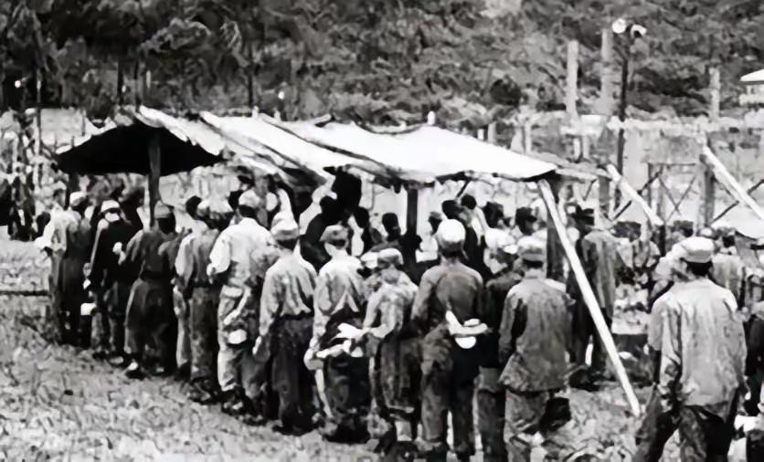 1954年，14800余名志愿军战俘被遣往台湾，蒋经国在码头悄然落泪，蒋介石当夜