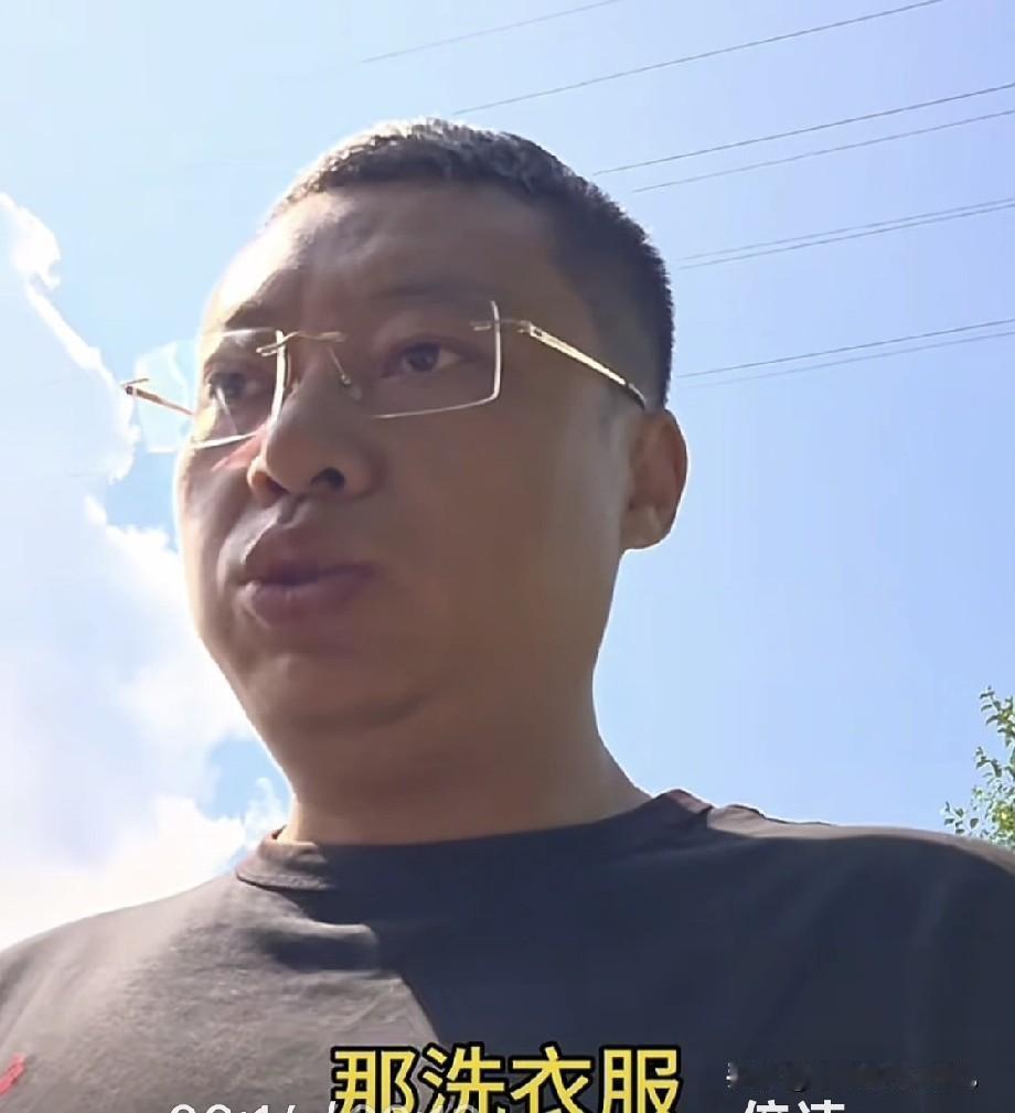 小故事！
    自从 大壮离婚后，每天都多了一份工作，那就是 每天上午，都要把