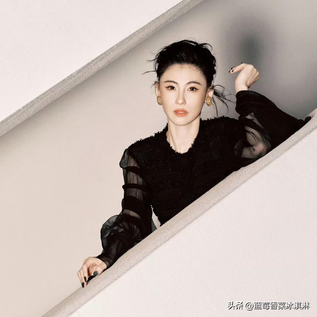 张柏芝不愧是骨相美人，这么多年了感觉样子都没怎么变化，而且看不出太多医美的痕迹。
