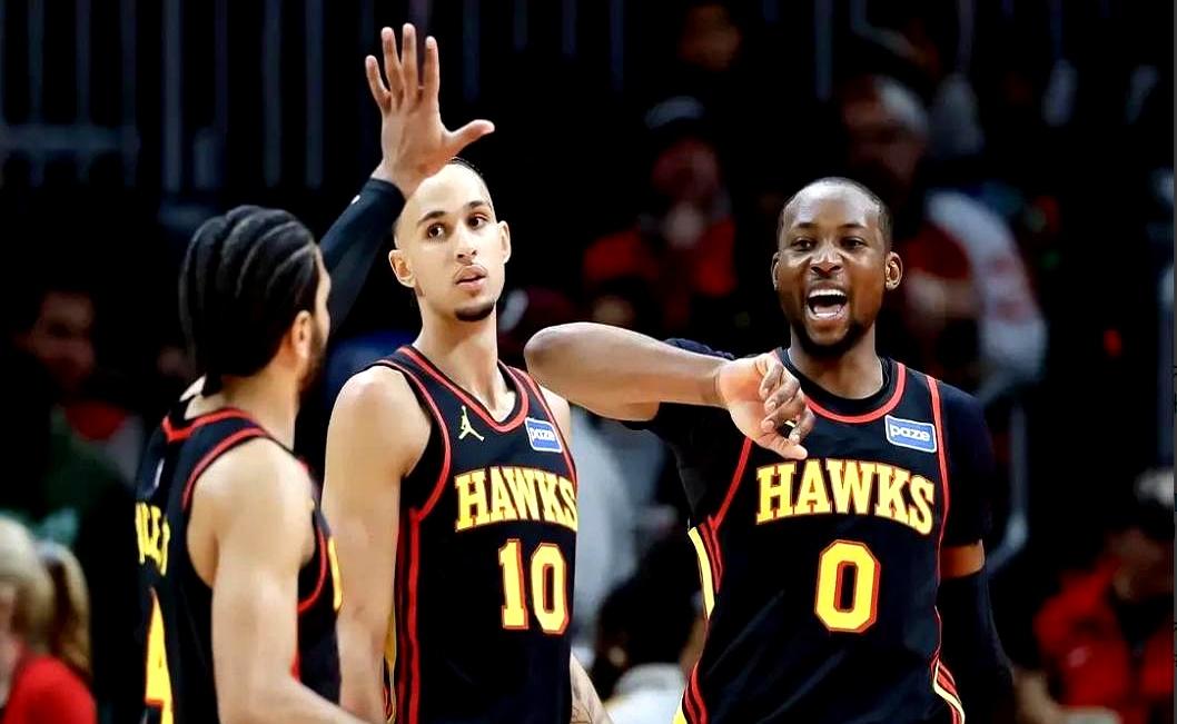 沃克连轰两记关键三分，老鹰豪取七连胜直接打崩独行侠。
首节上来就轰40分，直接