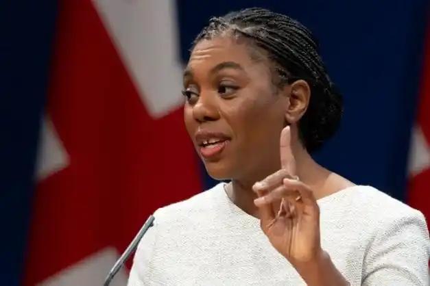 英国政坛最近上演的戏码，看得人直呼离谱！一位在野党领袖前脚逼着首相参战，后脚转头