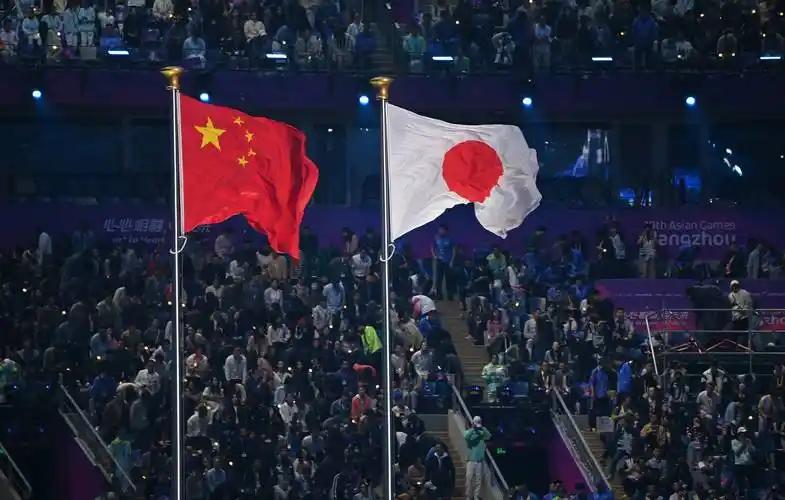 5000年历史一笔带过，近代史屈辱上下两册，中国人对于伤痛和耻辱的记忆比这个世界